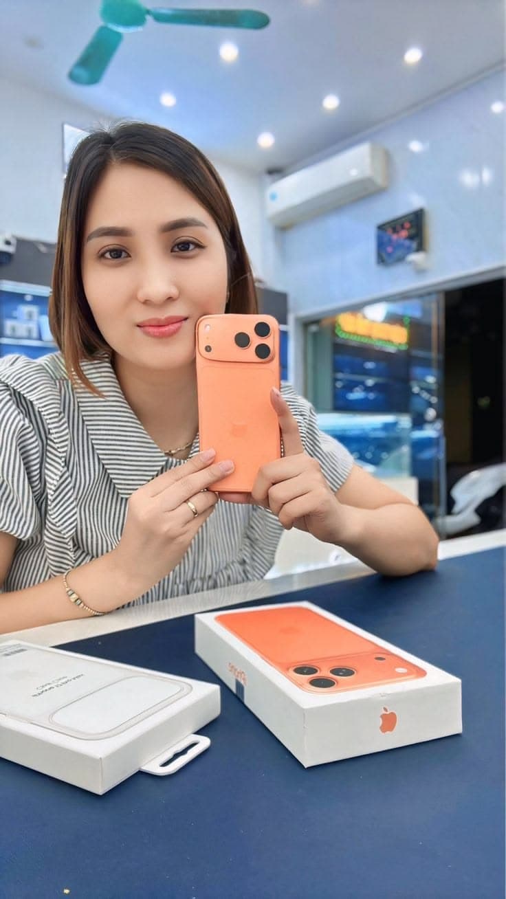 Happy customer with a new iPhone purchase at BestWurld